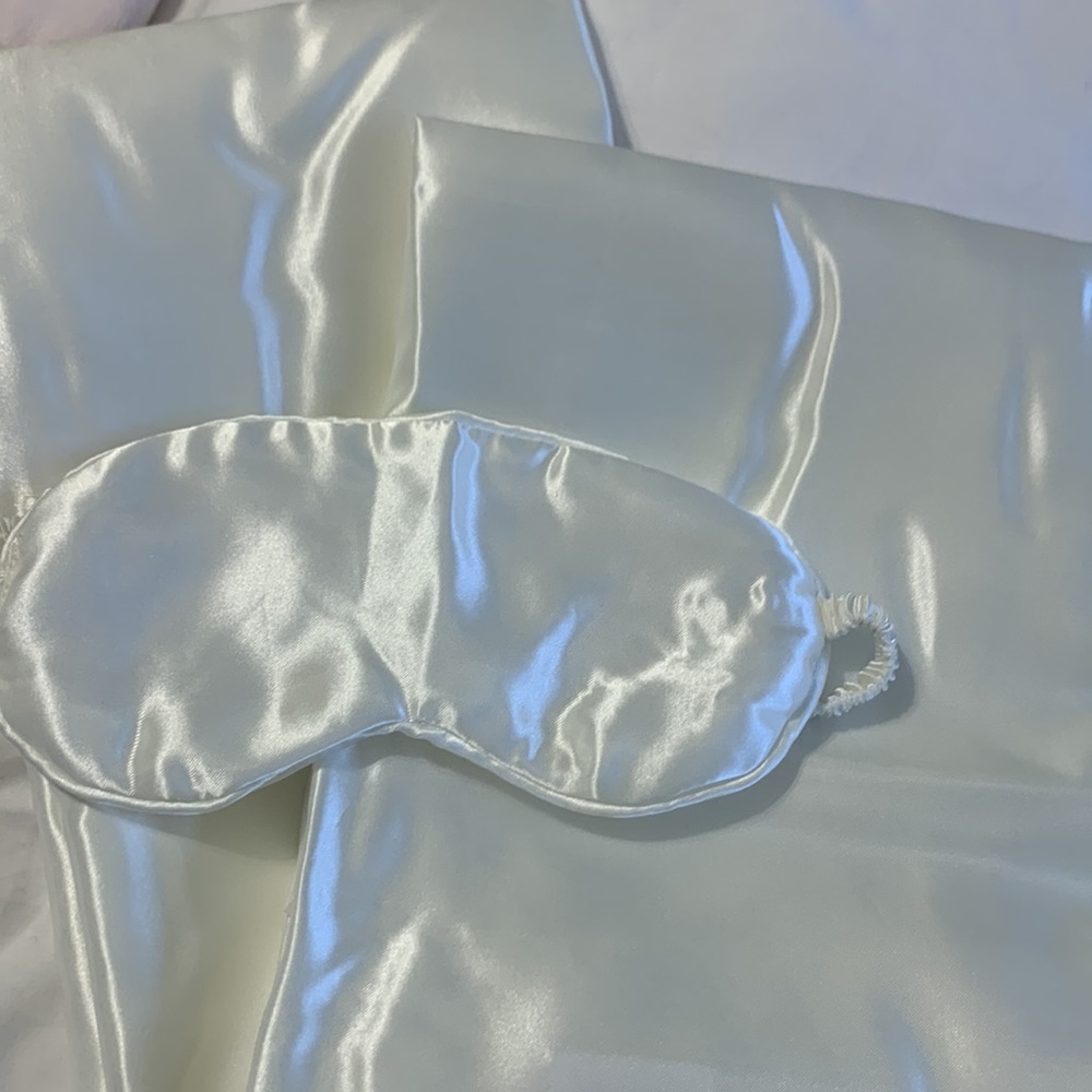 Satin pillowcases and eye mask - Picture 4 of 9